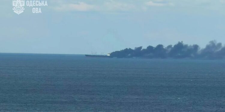 У Чорному морі у результаті атаки рф уражено цивільне судно під прапором Ліберії, зафіксовано задимлення – ОВА