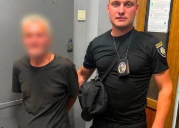 У Києві чоловік вдарив жінку в обличчя на зупинці, поліція порушила справу