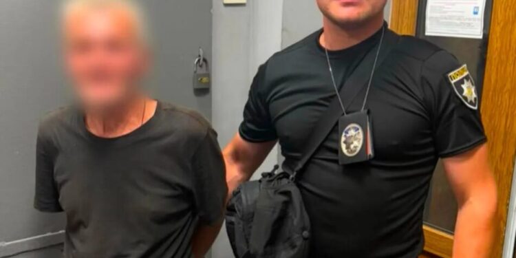 У Києві чоловік вдарив жінку в обличчя на зупинці, поліція порушила справу