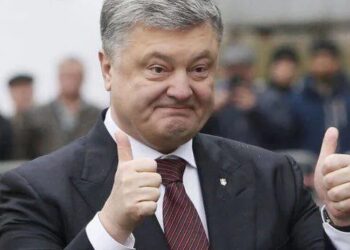 Порошенко вкладає сотні мільйонів в економіку інших держав та закликає не інвестувати в Україну – експерт