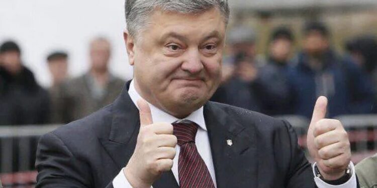 Порошенко вкладає сотні мільйонів в економіку інших держав та закликає не інвестувати в Україну – експерт
