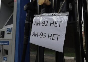 Ціни на бензин у росії зросли на 20% за рік, дефіцит пального сягає 35% – розвідка