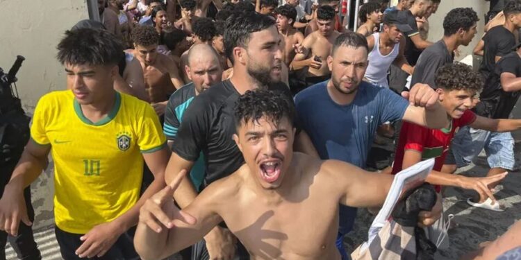 Іспанія перекидає військових до Сеути після масового прибуття мігрантів із Марокко