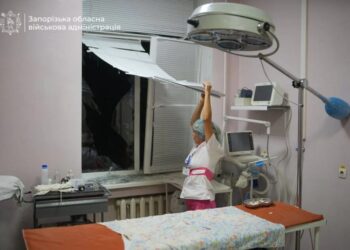Окупанти вдарили по дитячій лікарні у Запоріжжі: понівечено фасад та вікна