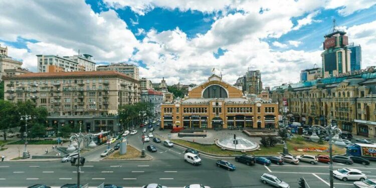 Більше не доведеться спускатися у "Метроград" – у Києві на Бессарабській площі облаштують шість нових наземних переходів