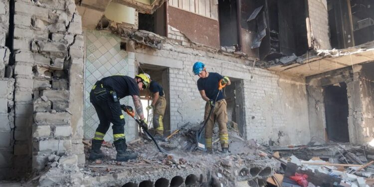 У Харкові завершили ліквідацію наслідків удару по будинку 9 серпня, вивезли понад 100 тонн сміття