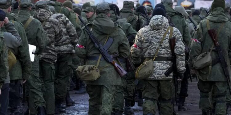Вербувальники рф споюють жителів Донецька та примушують їх підписувати контракти з військом – АТЕШ