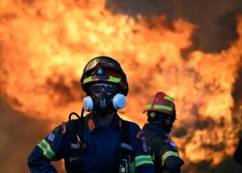 Двоє людей загинули при зіткненні гелікоптерів під час гасіння пожеж у Греції – ЗМІ