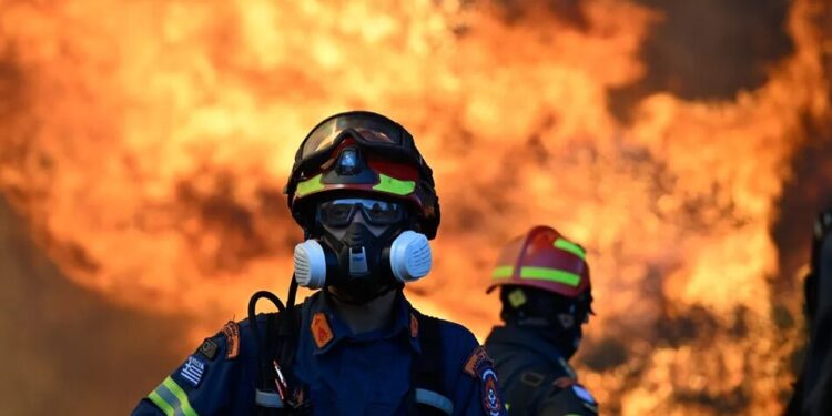 Двоє людей загинули при зіткненні гелікоптерів під час гасіння пожеж у Греції – ЗМІ
