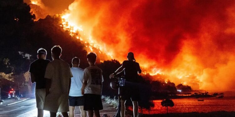 У Франції затримали майже 500 людей через підозри у підпалах