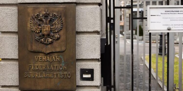 рф попросила Фінляндію заборонити демонстрації біля посольства під час виборів до думи