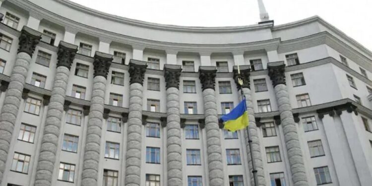 Кабмін подовжив строк легального проживання іноземців і апатридів-захисників України
