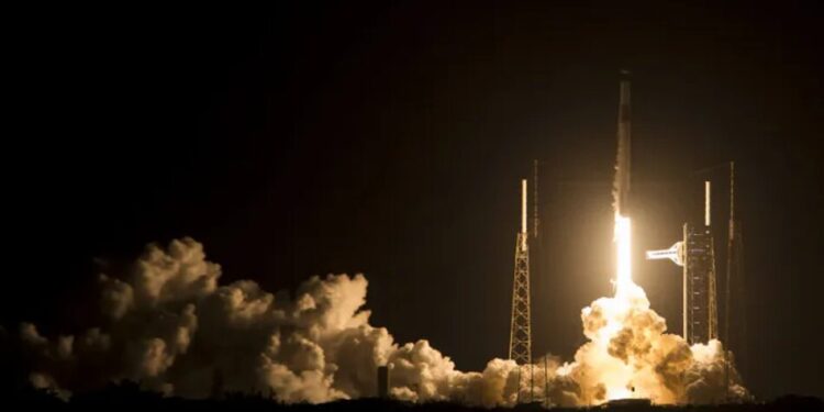 NASA і SpaceX відклали запуск місії до МКС через витік у кораблі Dragon