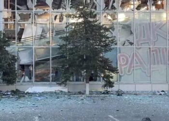 російські дрони вдарили по торговельному центру в Херсоні – ОВА