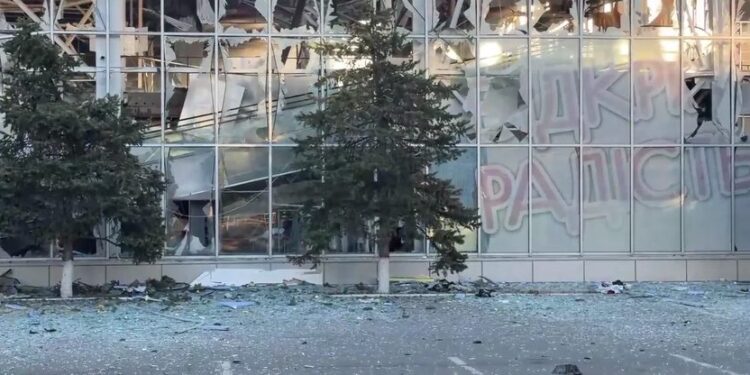 російські дрони вдарили по торговельному центру в Херсоні – ОВА