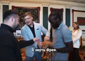 Кроуфорд подарував Зеленському цуценя Фрею, названу на честь майбутньої антибалістичної системи FREYJA