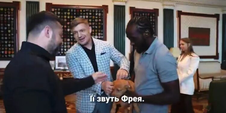 Кроуфорд подарував Зеленському цуценя Фрею, названу на честь майбутньої антибалістичної системи FREYJA