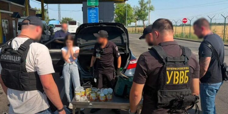 19-річна дівчина намагалася вивезти до Молдови 3 кг психотропів у консервних банках
