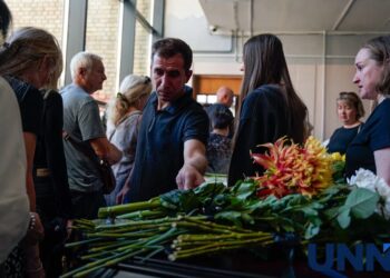 У Києві попрощалися з родиною, яка загинула через удар рф у Пухівці