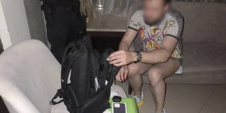 У готелі в центрі Києва чоловік порізав відвідувача канцелярським ножем – нападника затримано