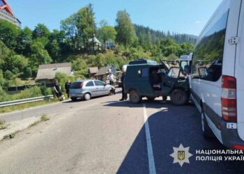 На Закарпатті в аварії з трьома авто постраждали 13 людей, серед них діти