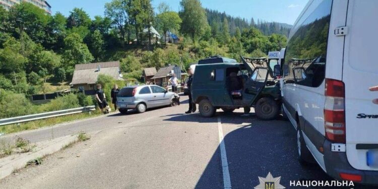 На Закарпатті в аварії з трьома авто постраждали 13 людей, серед них діти