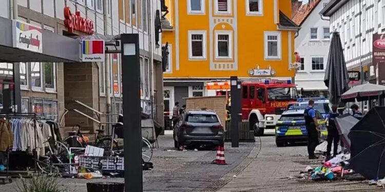Mercedes на швидкості в'їхав у пішохідну зону в Німеччині: 8 постраждалих