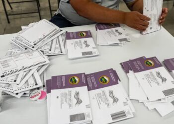 Верховний суд США дозволив Трампу просувати обмеження голосування поштою