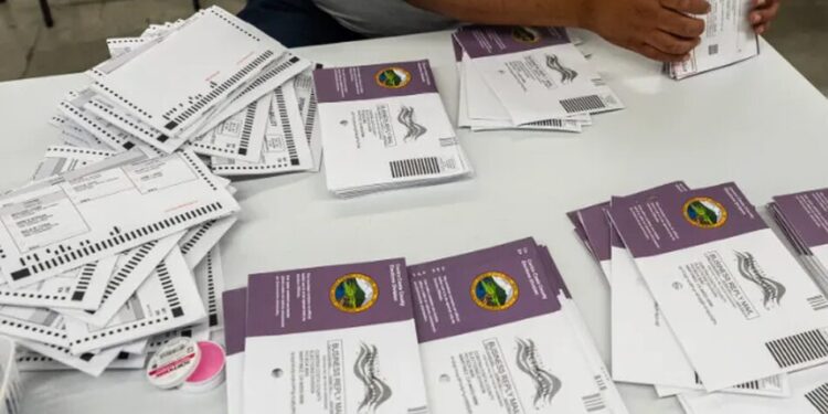 Верховний суд США дозволив Трампу просувати обмеження голосування поштою