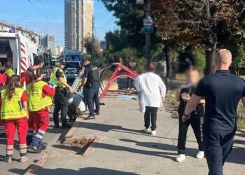 У Києві Volkswagen влетів у зупинку, є загиблі – поліція