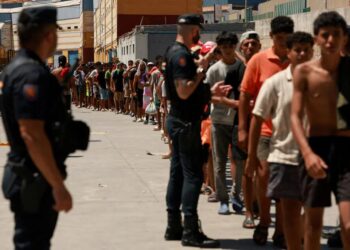 Перших мігрантів поховали в іспанській Сеуті після смертельної тисняви ​​на кордоні