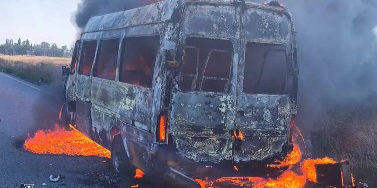 рф вдарила по мікроавтобусу на Дніпропетровщині, семеро людей поранені, двоє у важкому стані