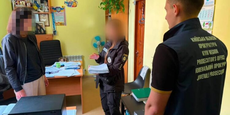 На Київщині посадовиць служби у справах дітей підозрюють у недбалості після вбивства 17-річної дівчини
