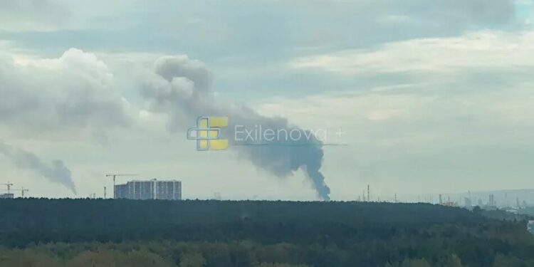 Зеленський підтвердив ураження НПЗ у пермі і аеродрому "маринівка", пошкодження Су-34