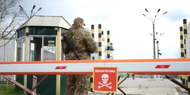 Рух до пунктів пропуску на кордоні України з Молдовою обмежено через російські удари