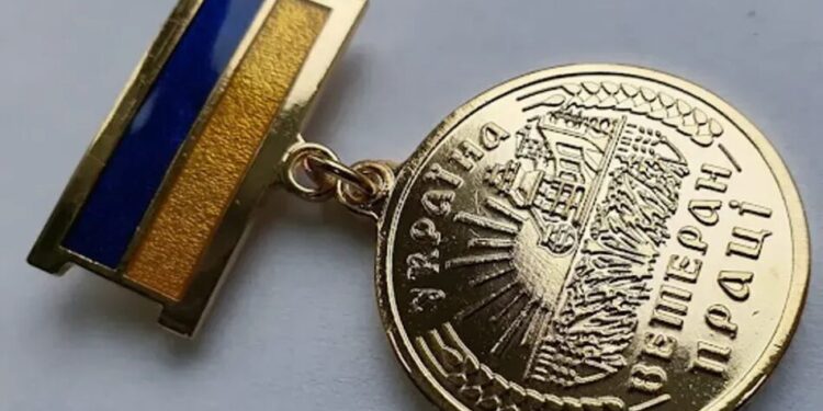 Як в Україні отримати статус ветерана праці