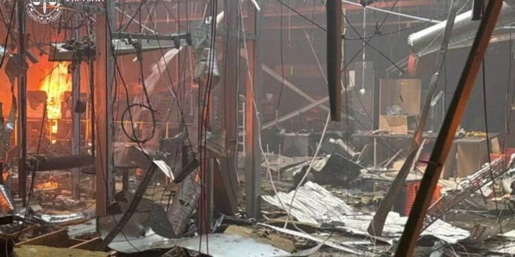 Удар рф по торговельному центру Кривого Рогу забрав п'ять життів, кількість поранених зросла до 52
