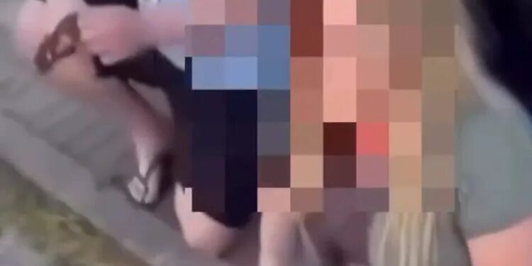 У Польщі невідомий напав на українку