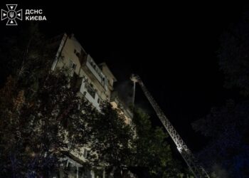У Києві після нічної атаки пошкоджені житлові будинки, горіла дев'ятиповерхівка
