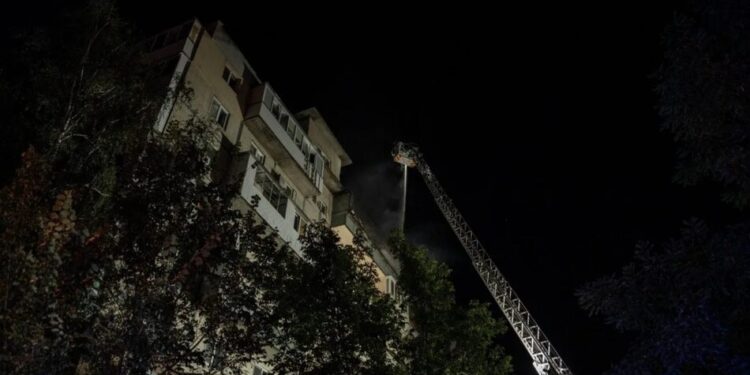 У Києві після нічної атаки пошкоджені житлові будинки, горіла дев'ятиповерхівка