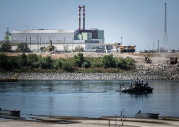 Угорщина перезапускає єдину АЕС на повну потужність після затоплення барж на обмілілому Дунаї
