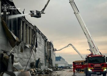 На Київщині триває ліквідація наслідків масованої атаки рф – у ДСНС показали, що зараз на місці