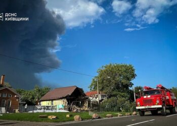 На Київщині ліквідовують наслідки атаки рф на 9 локаціях – у ДСНС показали кадри