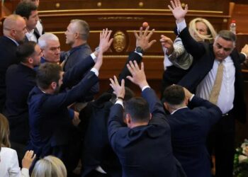 Депутатка в Косові кинула яйця в прем'єра на тлі політичної кризи