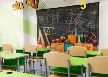 У Києві школи на тлі затяжних тривог почнуть навчальний рік у змішаному форматі