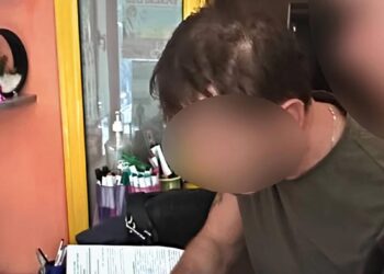 Директора мовного центру на Хмельниччині підозрюють у розбещенні двох малолітніх учениць