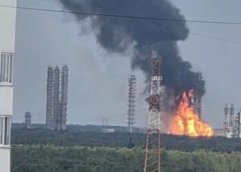 Атака безпілотників зупинила роботу найбільшого в росії нафтохімічного комплексу – Reuters