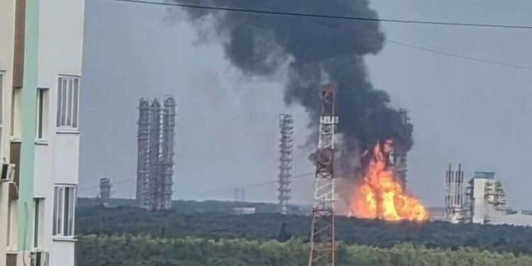 Атака безпілотників зупинила роботу найбільшого в росії нафтохімічного комплексу – Reuters