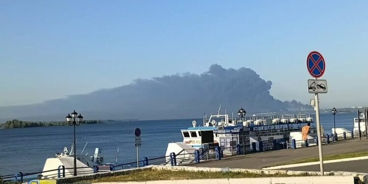 Президент підтвердив ураження Саратовського НПЗ та аеродрому “Енгельс” 