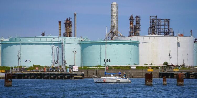 Нафта Brent підскочила на 1,6% майже до $90 за барель через загострення на Близькому Сході